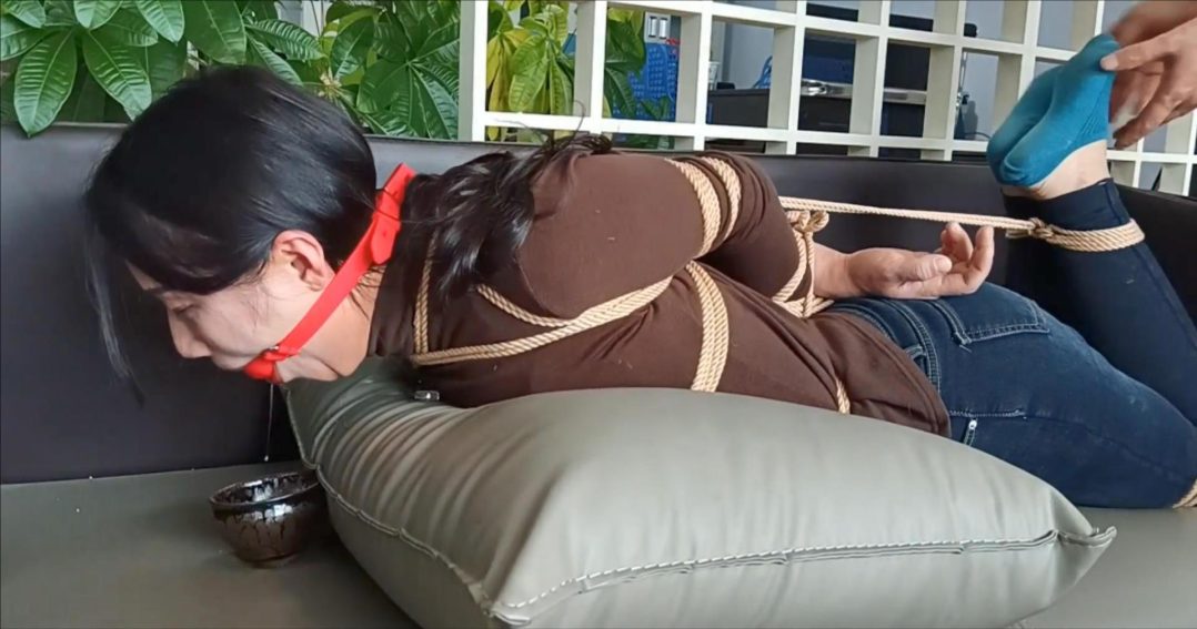 新人试镜，勤劳主妇汐汐的另类兼职第一季，勇敢的家庭主妇，极限捆绑、勒头驷马、大号口球、丰富口水、极度挣扎，重度痒刑折磨，主妇中的优秀绳模闪亮登场-10
