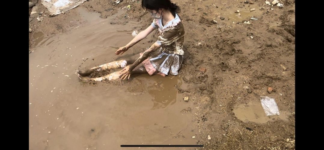 真实小区垃圾站臭水沟淤泥白丝软妹重口调教-4