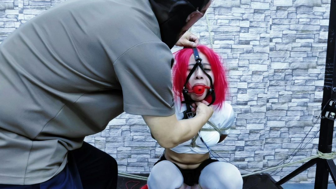 红毛少女希希因偷情到贴小帅哥,把其对象活活气死,对象大哥得知后把希希绑起来,把她折磨的死气活来至晕死过去,终于为小弟报仇了...-3