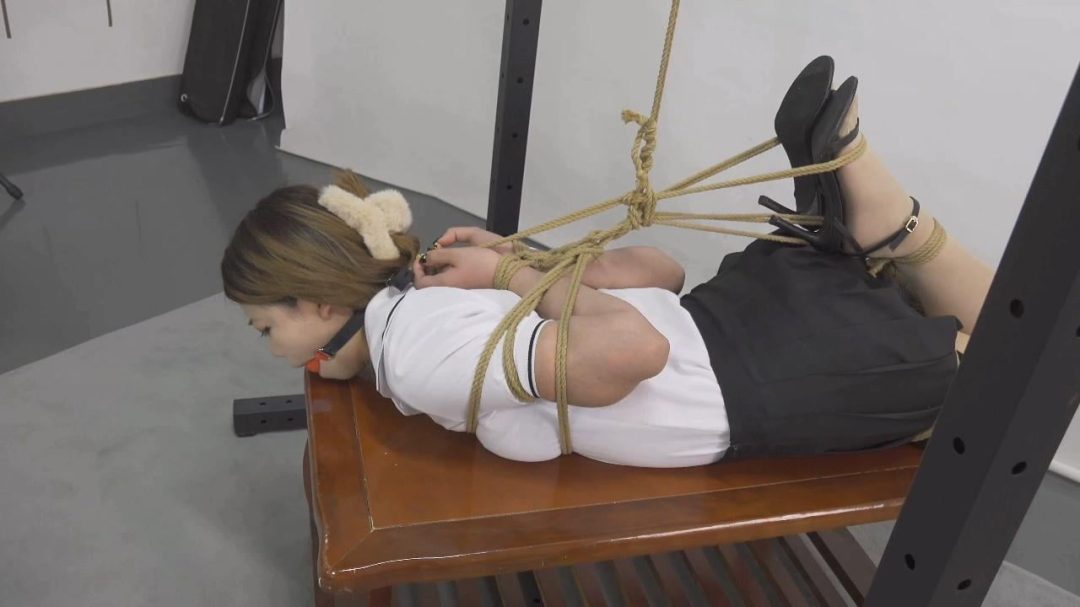 艺束人生定拍：紫瑶紧缚体验下集 后手观音驷马吊给绑哭了-8