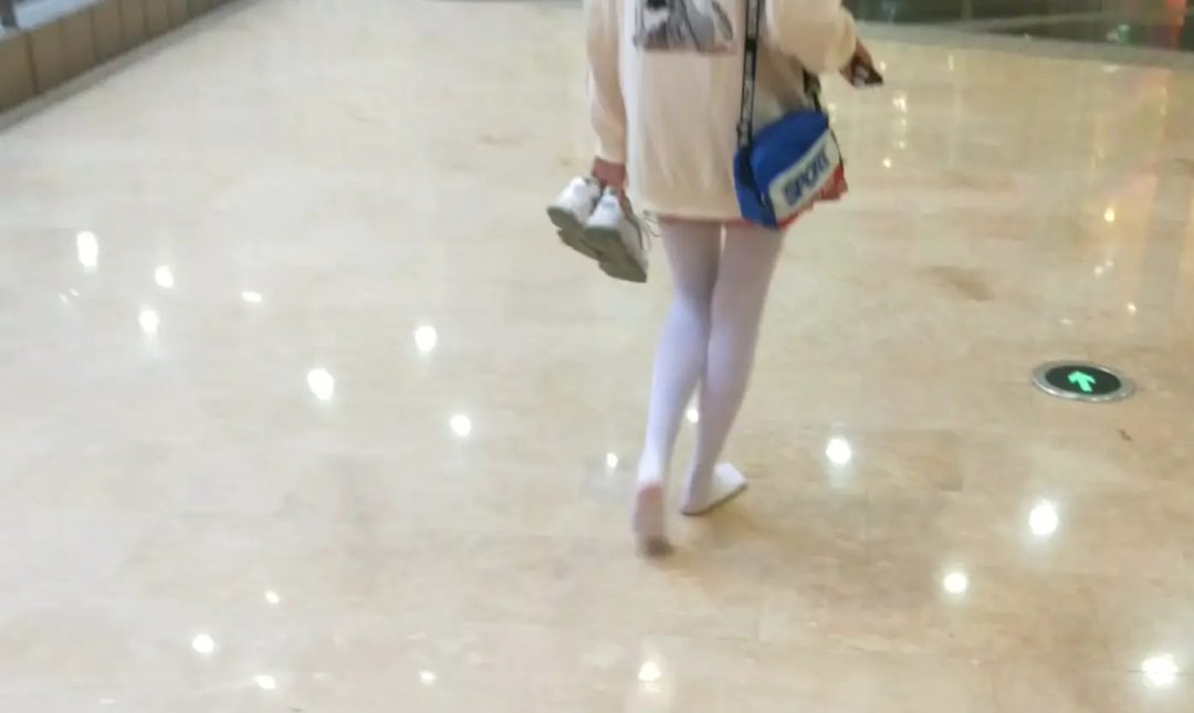 商场白丝jk赤脚散步 不惧众人违规-2