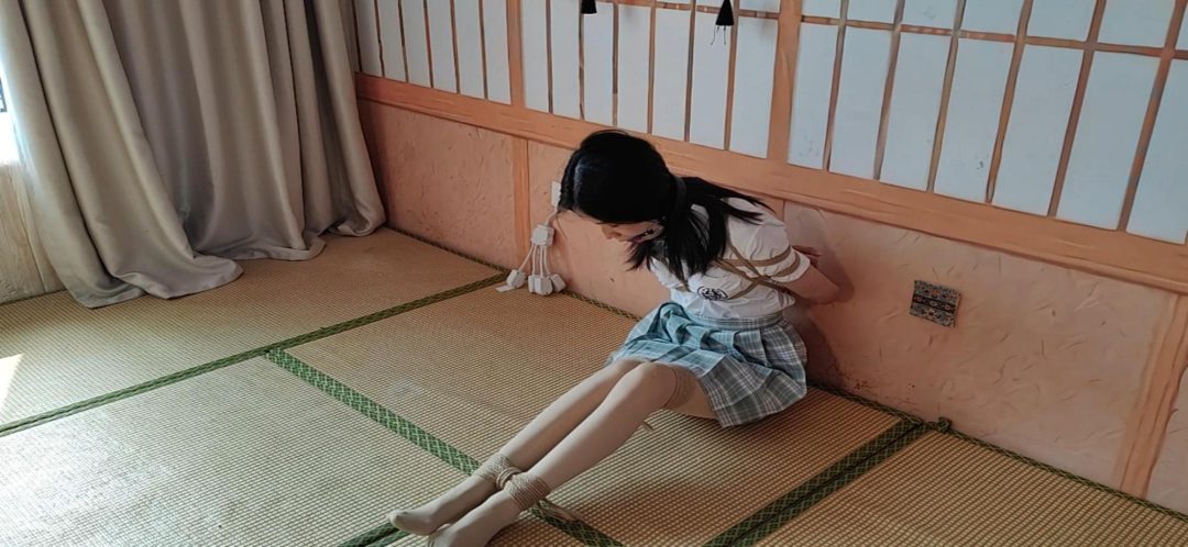 娜娜大号口球堵嘴《日式并腿海老和日式极限驷马放置》及访谈，大号口球撑满嘴，只能任凭口水一直流驷马拉得太紧给娜娜痛得挣吟-2