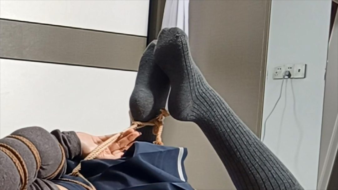 魔鬼身材小绳模妞妞，大床灰衫捆虐第三季，大床上的乖巧女奴，脱靴玩脚、TK挑逗、加料游戏，扭不停、喘不停-12