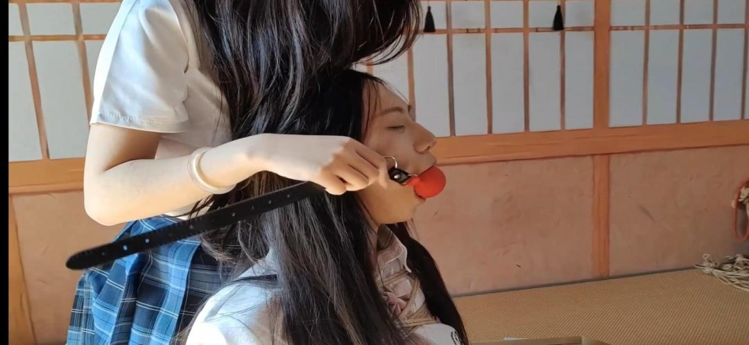 慧慧和她的好闺蜜颖颖《快递陷阱之闺蜜双双被绑架》慧慧买了新鞋子,拿着快递就到闺蜜颖颖家一起分享,一起拆开快递盒子,结果一拆开里面是很多绳子,和两个大号的口球还有两双丝袜,慧慧便用手机拍完照就去快递站去-11 慧慧和她的好闺蜜颖颖《快递陷阱之闺蜜双双被绑架》慧慧买了新鞋子,拿着快递就到闺蜜颖颖家一起分享,一起拆开快递盒子,结果一拆开里面是很多绳子,和两个大号的口球还有两双丝袜,慧慧便用手机拍完照就去快递站去-11