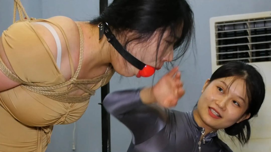 定拍转公映《被俘的女侦探》下集 被同伙营救后将女老大制服捆绑吊缚戴大号口球折磨-5