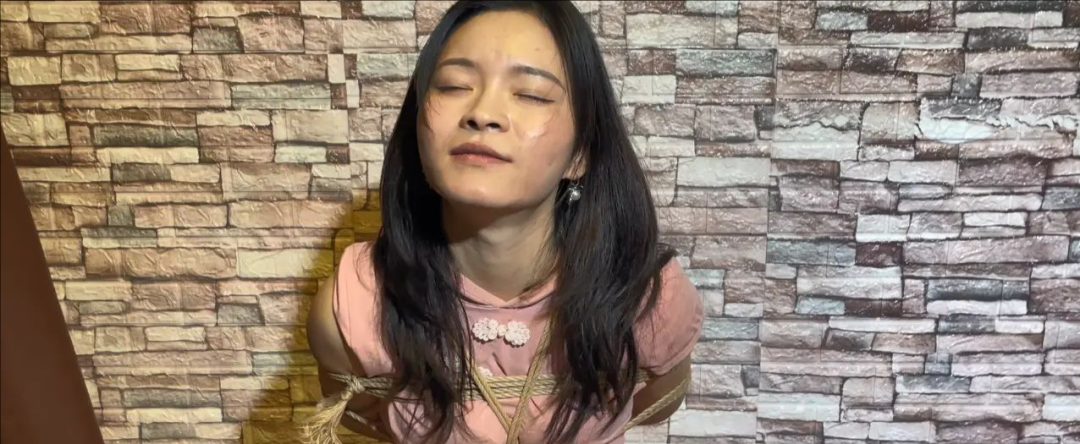捆绑美女 访谈，提出各种问题，美女一一回答，还有刺激的游戏问答-3