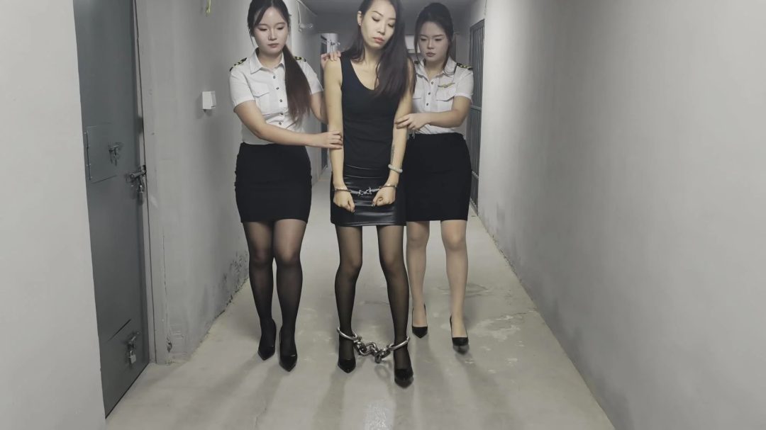 【忘忧社工作室】新模特小可冉冉饰演女J，张澜逃跑被抓后因拒不交代，被吊起来惩罚，还是不说，后又被带到刑讯室反手吊，电椅惩罚-5