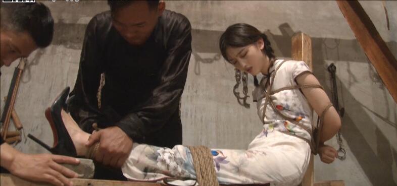 怀旧影苑-苏三过堂拶指 古装美女过堂受刑-9