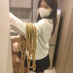 【鱼果儿】 有一点点傻的我这样被绑在桌子上，脑袋被迫靠着橱柜，谁能数清鱼果我被壁厨磕到了多少次！