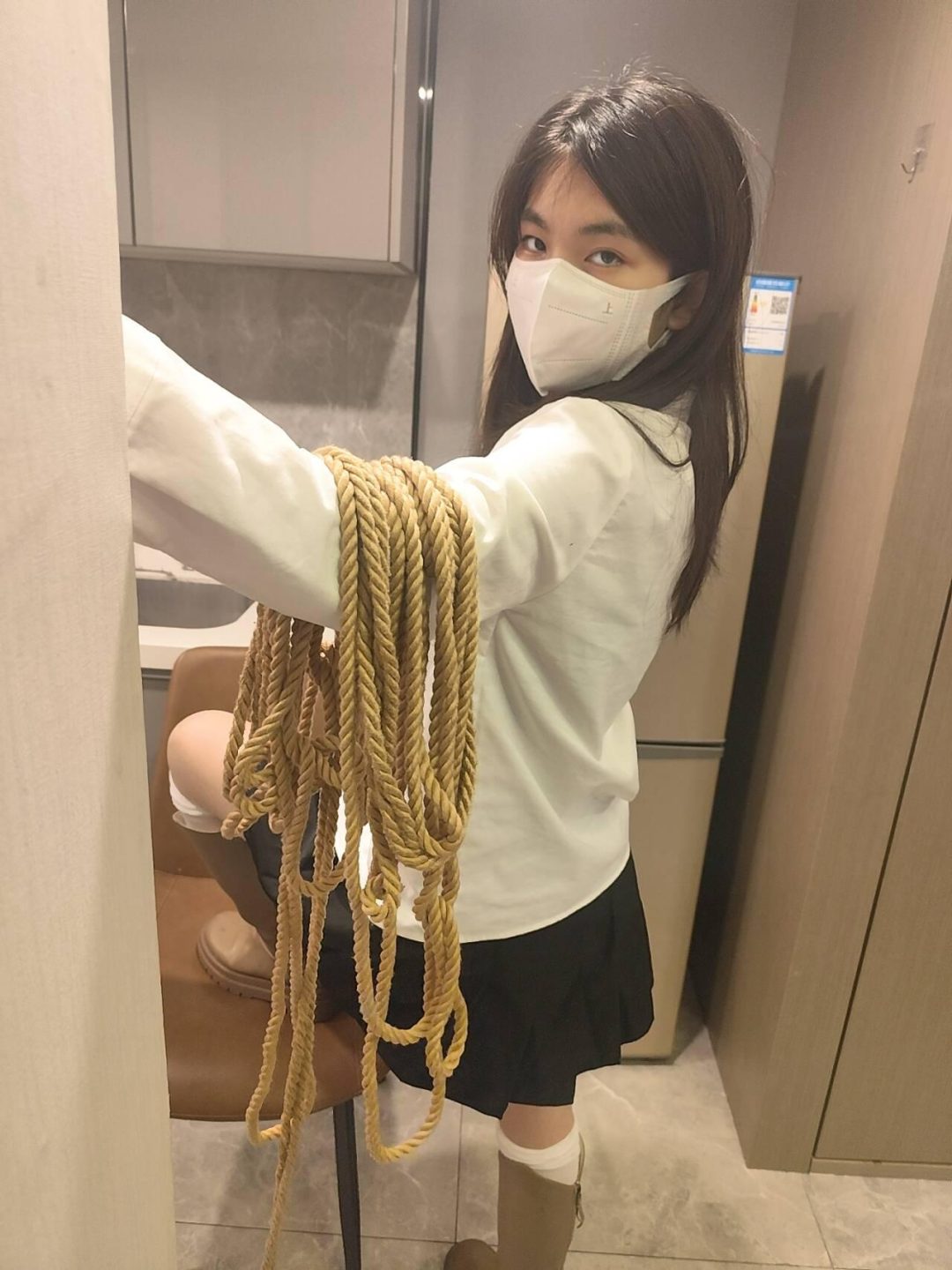 【鱼果儿】 有一点点傻的我这样被绑在桌子上，脑袋被迫靠着橱柜，谁能数清鱼果我被壁厨磕到了多少次！-1
