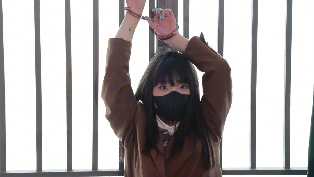 裸足JK被束缚固定在暖气管道上，无助的等待-4