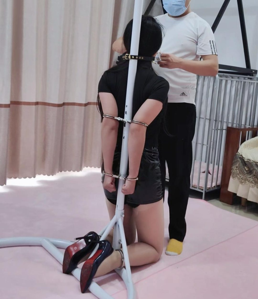 高跟皮裙丰满的晓影被绳师镣铐禁固逼穿全长70公分过膝长靴跟高12.5公分T教收服-6