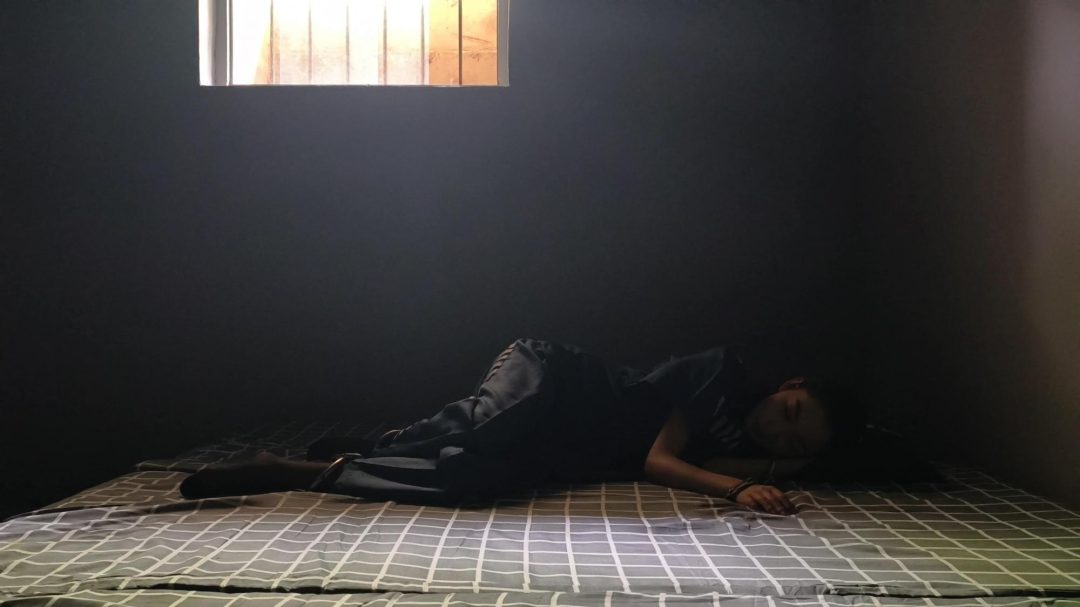【忘忧社工作室】新模特沈冰（下）沈冰被宣判为s刑，带重脚镣，放风，后回忆起被抓的经过，带上死撩s铐，在监狱度过最后的时光-2