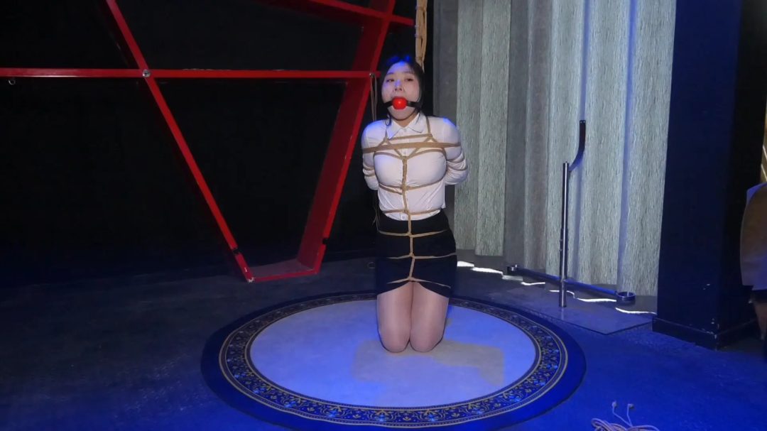 女M被戴上超级大口球-1