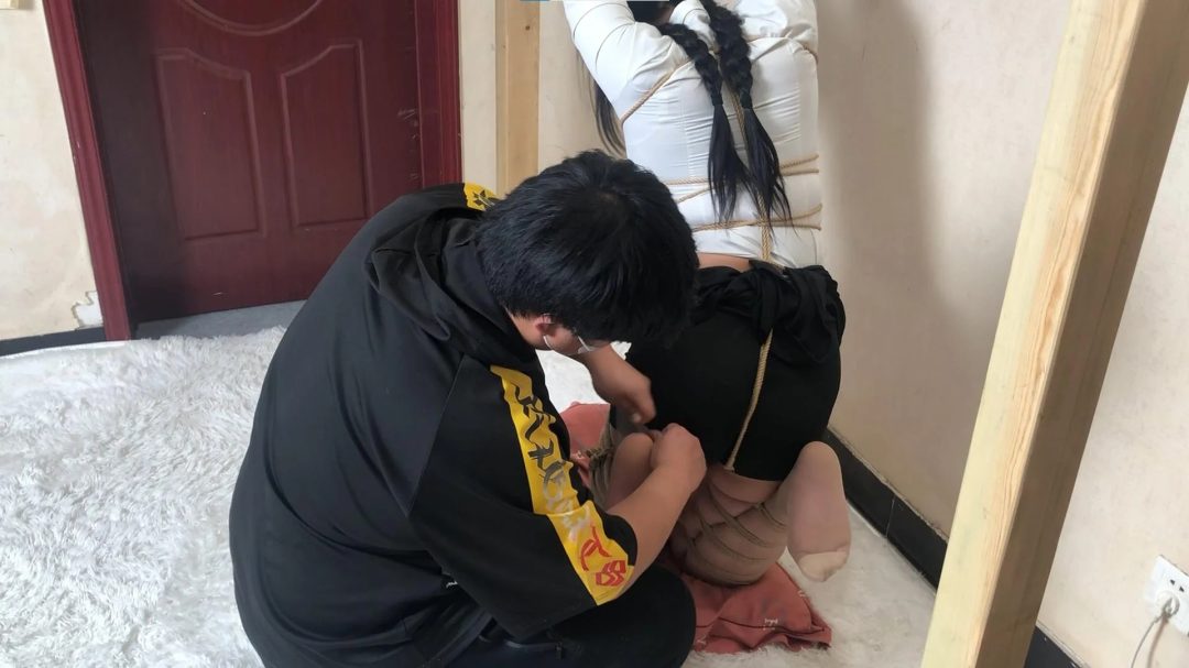 被M腿吊在架子上折磨 双吊 挠脚心 皮鞭-5