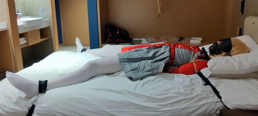 [cosplay]莉可丽丝-锦木千束 伪娘 反手半吊 床上固定 挠痒-1