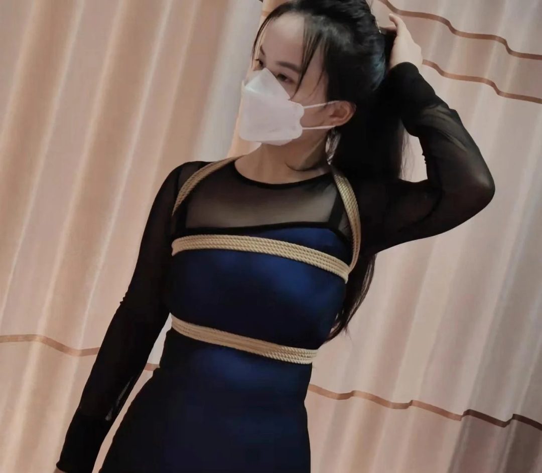 商场气质营业员美女紧缚直臂双腿直立跪吊大号口球TJ-5