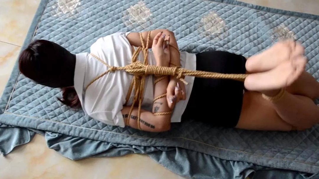 珍藏定拍:瑾萱遭劫逃脱未遂惨遭严厉驷马捆堵封眼折磨-16 珍藏定拍:瑾萱遭劫逃脱未遂惨遭严厉驷马捆堵封眼折磨-16