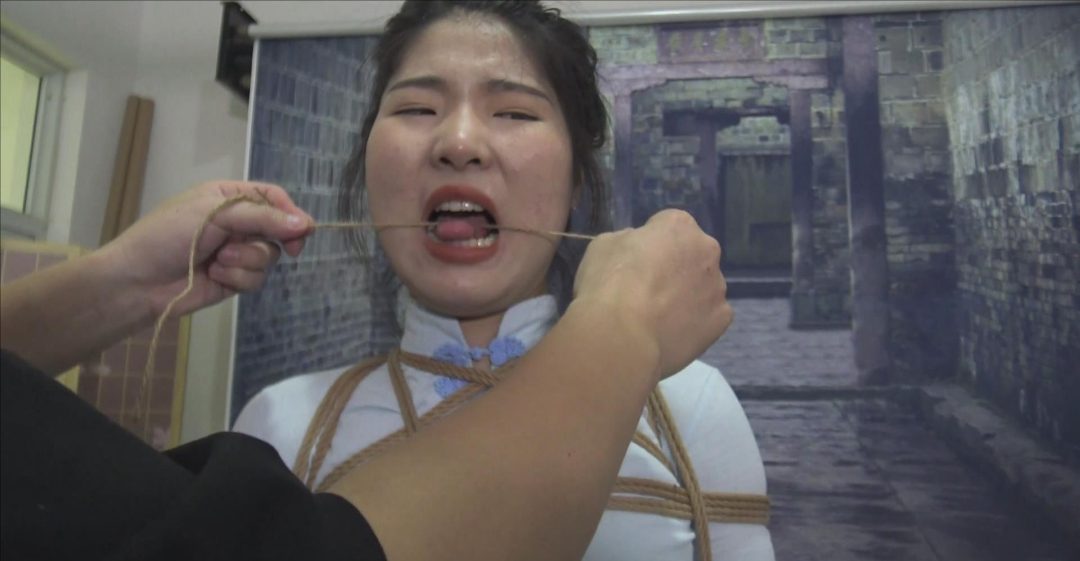 《极限花样紧缚 三 》 旗袍美女被绑架回来，被各种捆绑，还把舌头给绑上-2