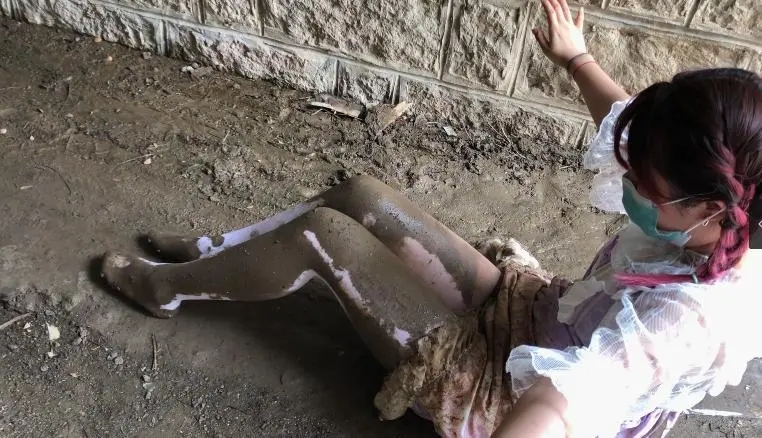 职业白丝lo娘首次尝试 马路边泥坑+下水道打滚弄脏-9