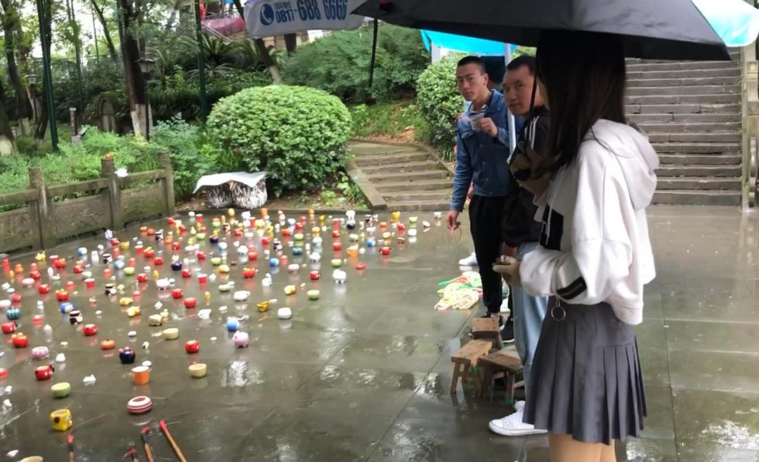 公园套圈，大白天的穿着zentai到公园套圈，没想到雨天还这么多人-4
