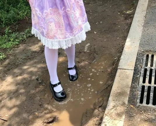 职业白丝lo娘首次尝试 马路边泥坑+下水道打滚弄脏-5