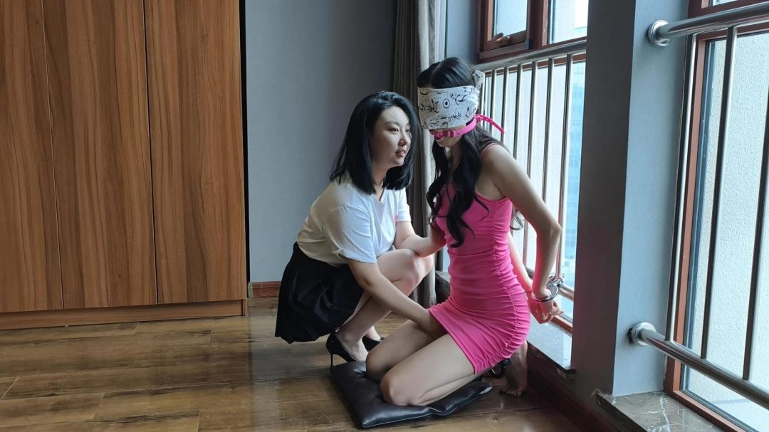 闺蜜间的游戏-两姐妹在家玩字母游戏，由于表现良好被奖励一起玩镣铐，二人比赛谁先给谁带到不能活动为止，结果带完姐姐把钥匙扔了，妹妹气不过，二人扭打挠痒起来。-11