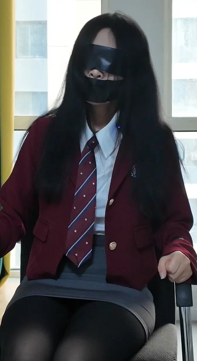 黑丝学院风妹妹被绑捆在家 黑胶带封嘴苦苦挣扎-2