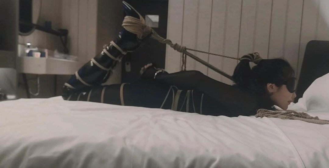 身材颜值不错的气质高挑职业美女模特酒店约绳紧缚体验-10