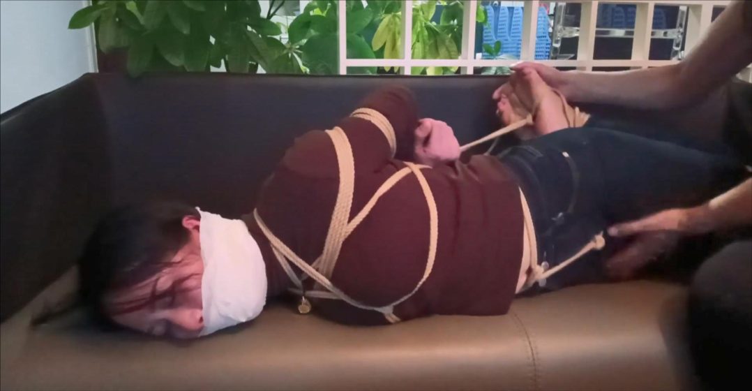 勤劳主妇汐汐的另类兼职第三季，肌肉贴多重缠裹封嘴驷马，咸猪手的痒刑折磨、皮带SP、突然的羞羞小游戏，关于汐汐敏感度的首次深度实验，主妇的反应很完美、很到位，干脆接着再来一波。-3