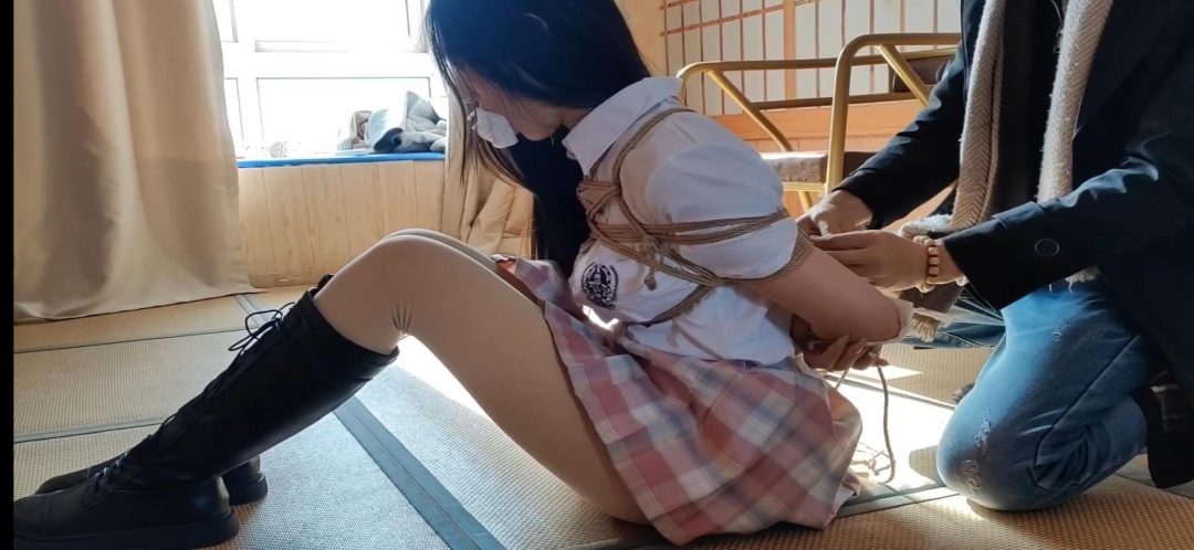 慧慧和她的好闺蜜颖颖《快递陷阱之闺蜜双双被绑架》慧慧买了新鞋子,拿着快递就到闺蜜颖颖家一起分享,一起拆开快递盒子,结果一拆开里面是很多绳子,和两个大号的口球还有两双丝袜,慧慧便用手机拍完照就去快递站去-5 慧慧和她的好闺蜜颖颖《快递陷阱之闺蜜双双被绑架》慧慧买了新鞋子,拿着快递就到闺蜜颖颖家一起分享,一起拆开快递盒子,结果一拆开里面是很多绳子,和两个大号的口球还有两双丝袜,慧慧便用手机拍完照就去快递站去-5