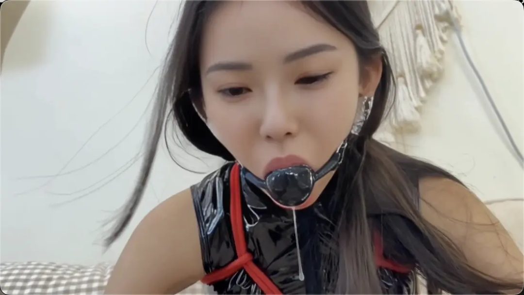 【小奶猫】开始笑哈哈～到最后玩到默不作声 丝袜堵嘴 皮革 女王 口水收集 女调女 玩弄 挣扎-1