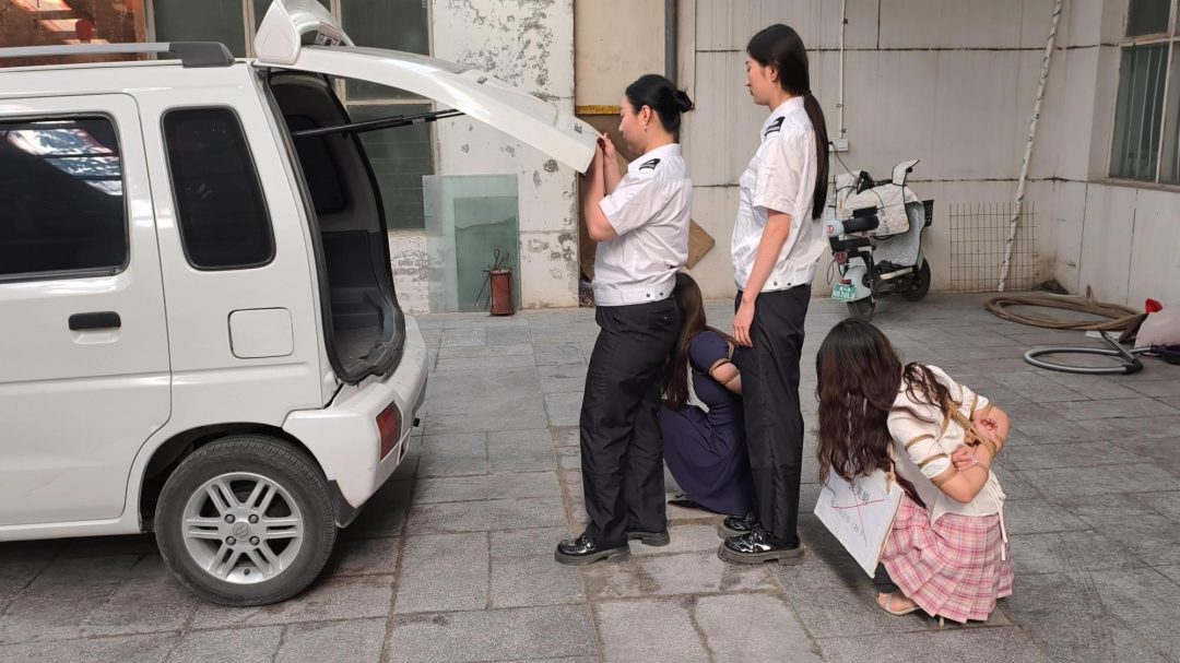 【忘忧社工作室】姐妹花（下）新模特露露首次出演，两姐妹在户外交易的时候被抓捕，砸死镣死铐，户外指认现场-11