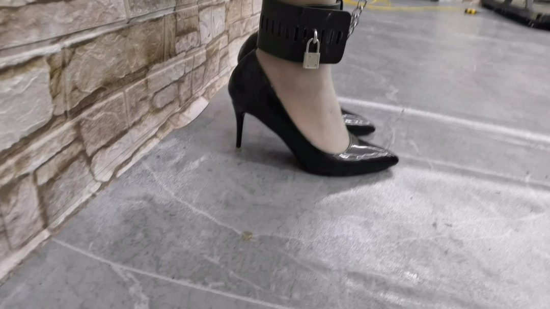 继续审问JK少女希希,还是不配合,直接禁锢在拘束架加大力度审问折磨......-1