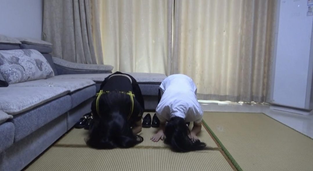 【琳媚】【雨晴】jk妹子不停磕头求饶 脱丝袜 脱袜子 拖鞋 裸足 好卑贱的语言-6