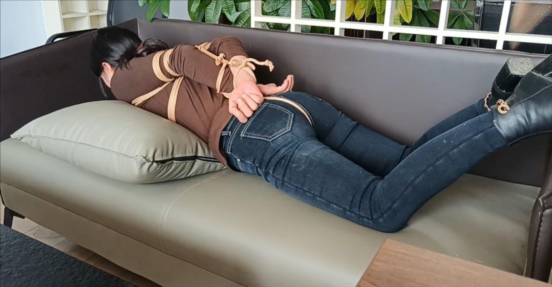 新人试镜，勤劳主妇汐汐的另类兼职第一季，勇敢的家庭主妇，极限捆绑、勒头驷马、大号口球、丰富口水、极度挣扎，重度痒刑折磨，主妇中的优秀绳模闪亮登场-7