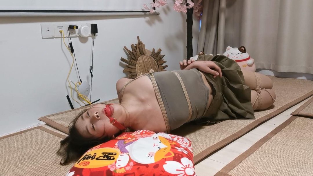 奥特曼定拍：小荣绳艺初体验 小吊带直臂驷马口球放置在小茶几上-8