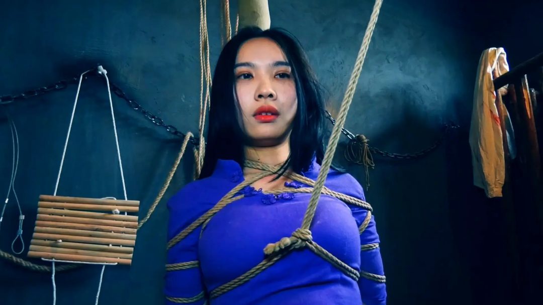 定拍女烈片《红岩英烈 2》 上集 沈林芳和蔡美霞被抓获到审讯室，她们被受到各种刑讯-8