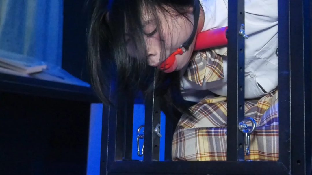新场地《被禁锢在笼子的女M》 女M不听话被女主人囚禁关在笼子里放置，请看女M受折磨-8