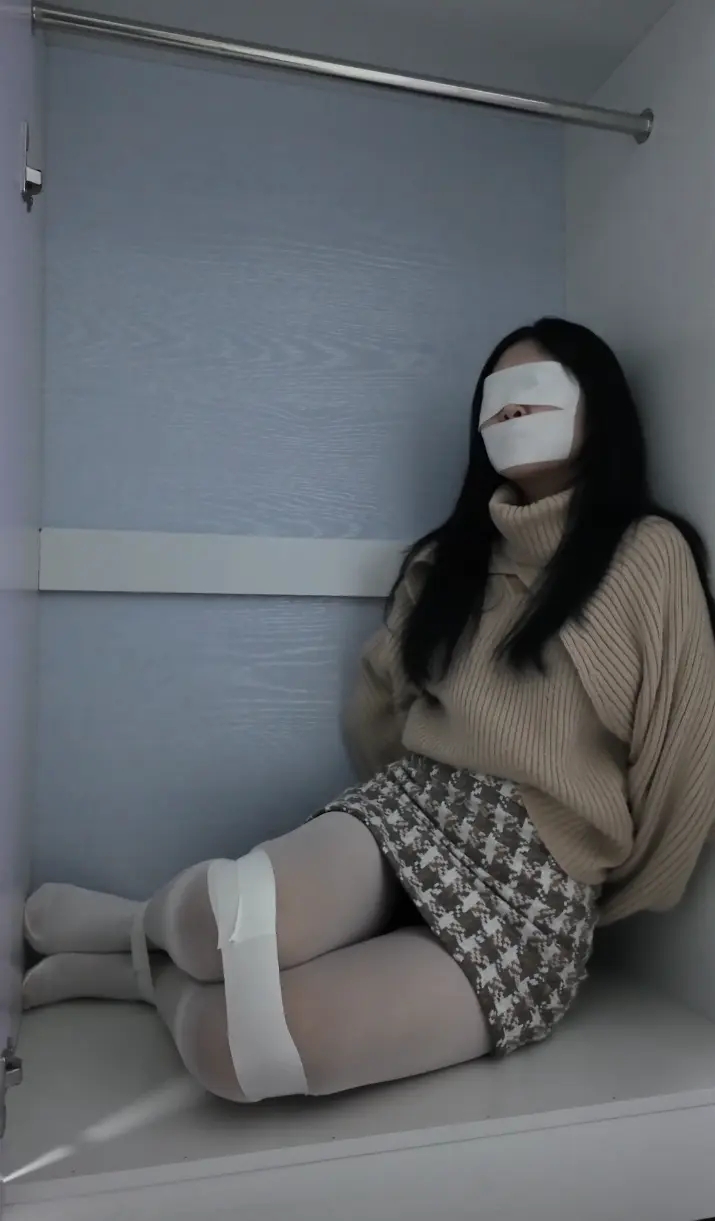 白丝妹妹自缚被抓 关在柜子里驷马玩弄-3