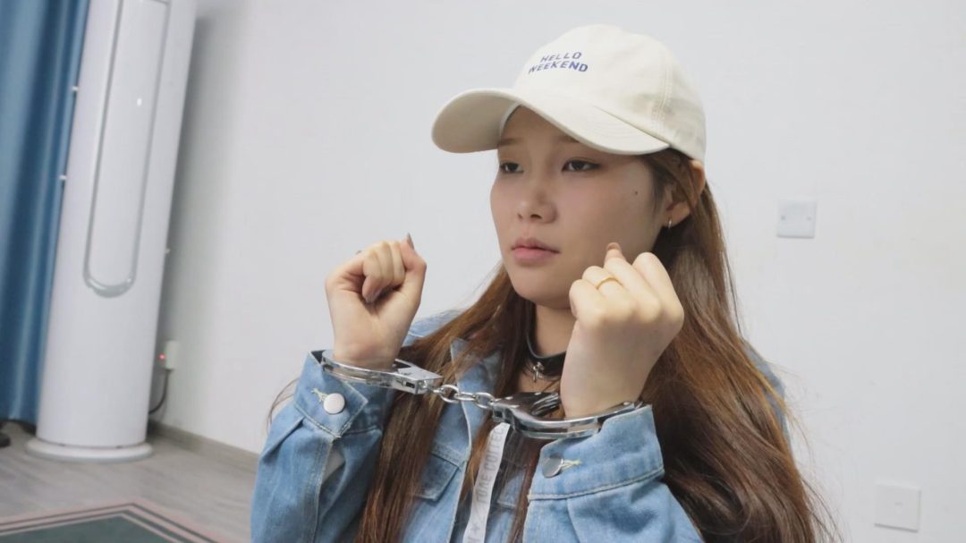 【绝版模特蜚】【得意客定拍】《不良少女改造计划3》重回现场下跪认罪，原味堵嘴+闻鞋虐臀虐足，将打拳的苗子彻底改良！-1