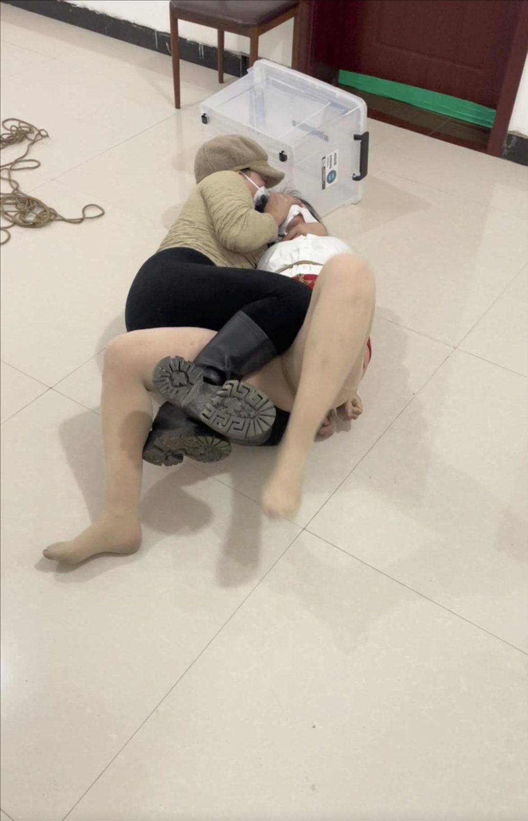 挑战捂嘴捏鼻30秒-6