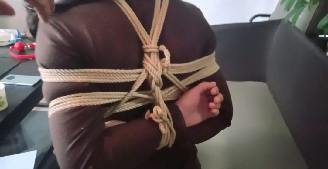 勇敢的家庭主妇，汐汐试镜第二季，换个绑法换种堵，继续挑战继续嗨，短靴内捂了一天的臭袜子，汐汐终于很无奈的吞进去了.....-2