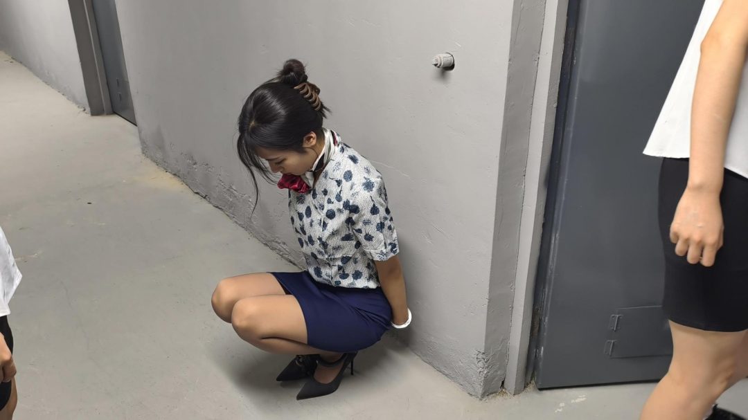 新模特若琪饰演一名帮忙境外运输的空姐，被帽子姐姐抓获，一开始拒不承认，被吊起手脚狠狠惩罚，一会就老实了，在监狱里带手铐脚铐，指认现场-1