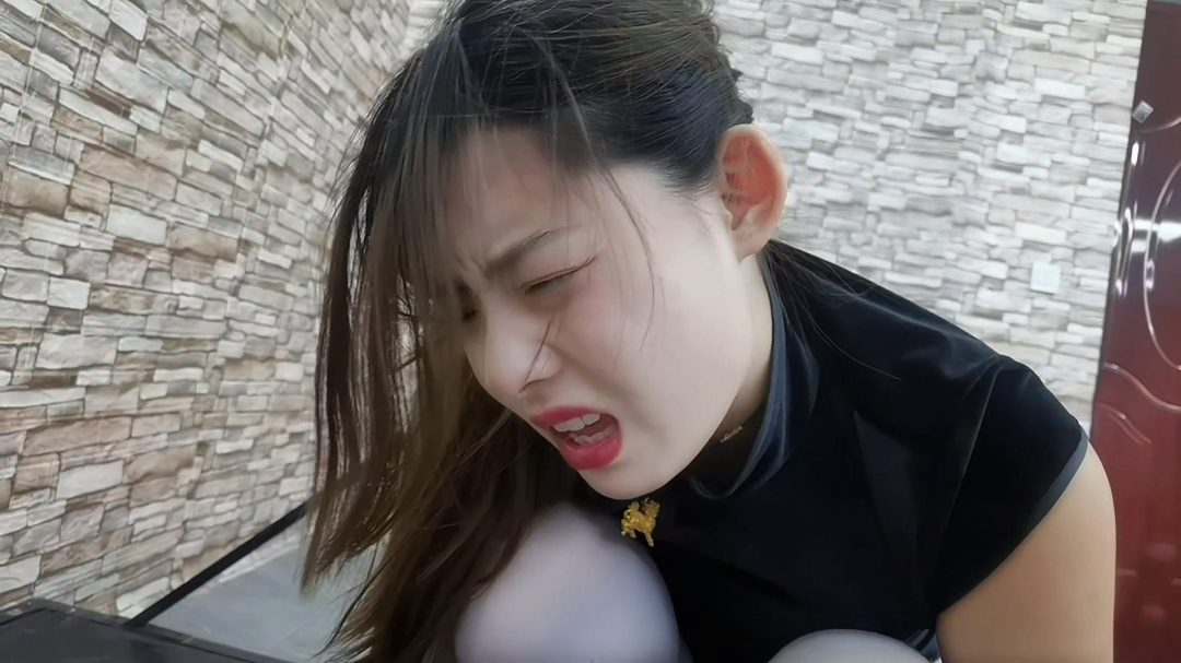 定拍转公映:捣蛋学生把希希老师骗到家里用拘束架固定起来玩弄.-7