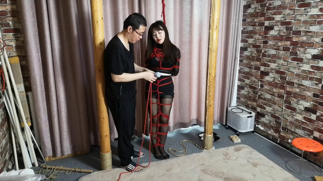 紫依 丰满黑衣放置-2