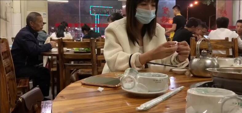 周涵戴铐外出就餐-6