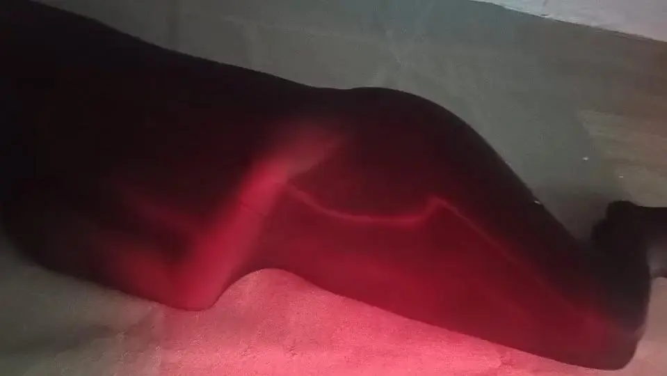 妹子自嗨，自己用丝袜睡袋全包，还是放不开不肯出声，有什么办法让她可以出声音？-2
