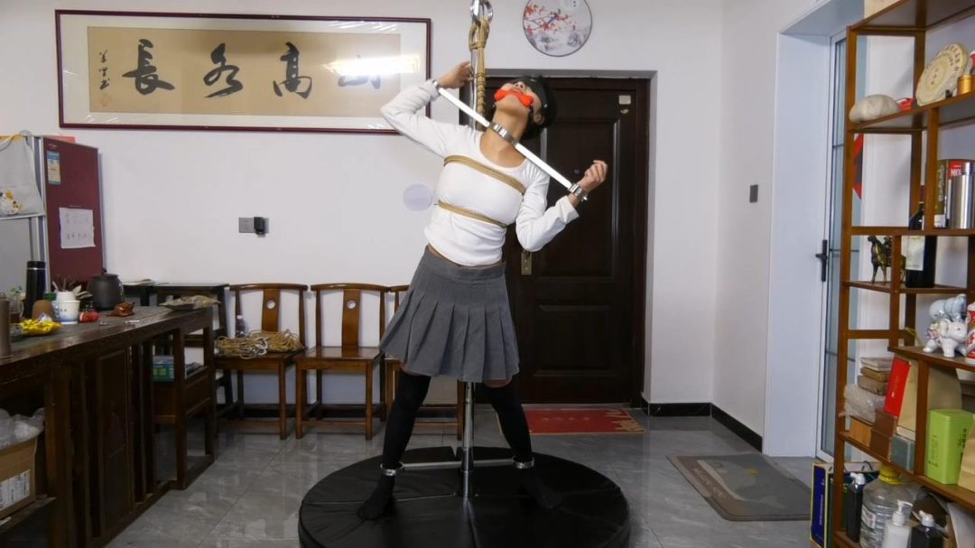 新片《不锈钢镣铐拘束》被钢铐束缚的女学生-6