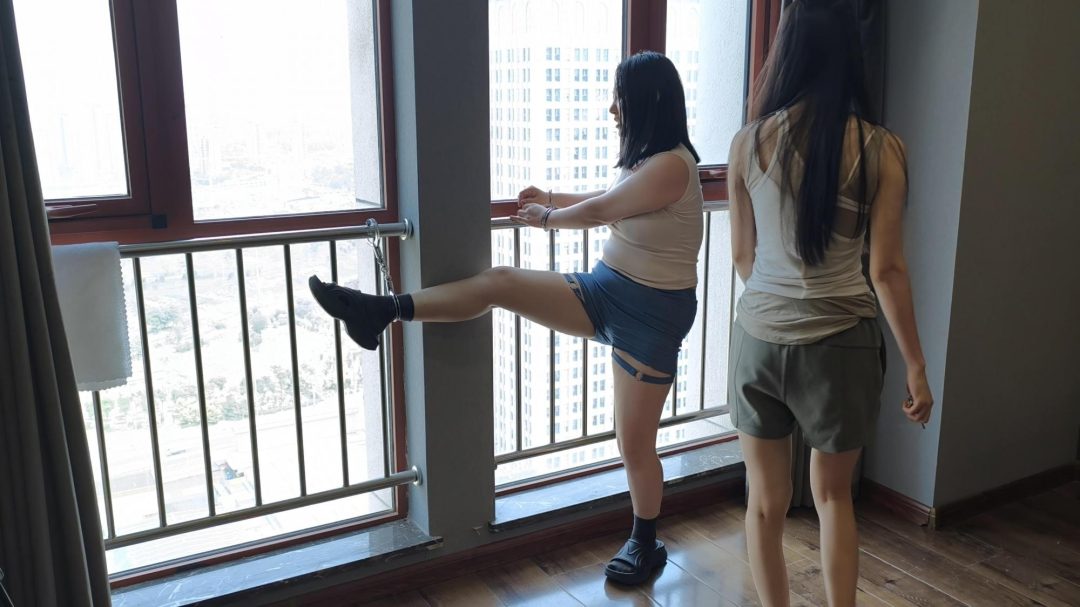 王玉小桃小涵饰演公司高管盗取实验数据，结果被卧底抓获，经过各种刑拘，TK，最后终于承受不住-1